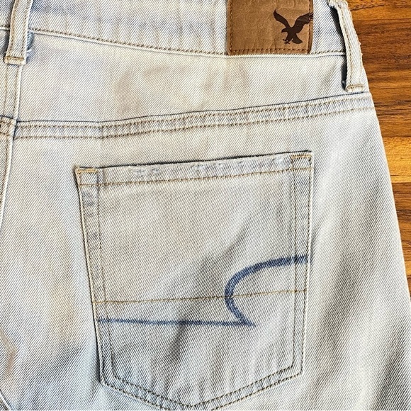 AMERICAN EAGLE AEO Women's Size 8 Lightwash distressed frayed hem mini skirt - Picture 4 of 6